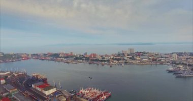 Vladivostok şehir manzarası panoramik hava manzarası, yerleşim bölgesi, demirli gemileri, kargo limanı, Doğu Boğazı boğazı olan Golden Horn körfezi. - Günaydın. Rusya