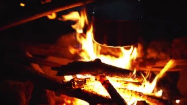 Kamp ateşi görüntüsü, yakın çekim. 