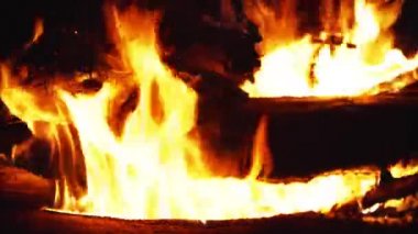 Kamp ateşi görüntüsü, yakın çekim. 