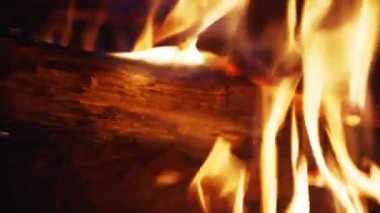 Kamp ateşi görüntüsü, yakın çekim. 