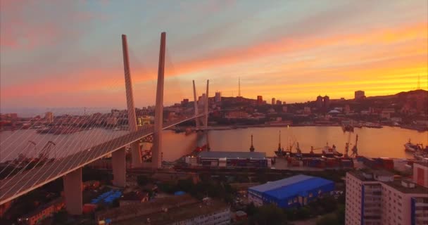 Vista Aérea Ascendente Surpreendente Nascer Sol Magnífico Acima Vladivostok Ponte — Vídeo de Stock
