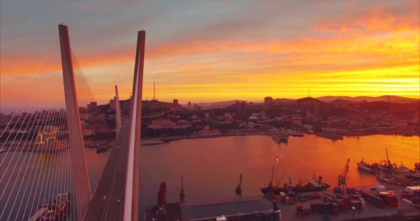 Volare Lateralmente Grande Vista Aerea Magnifica Alba Sopra Vladivostok Ponte — Video Stock