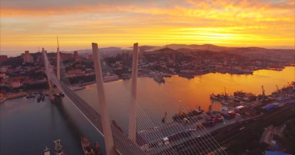 Prachtig Uitzicht Vanuit Lucht Adembenemende Zonsopgang Boven Vladivostok Golden Bridge — Stockvideo