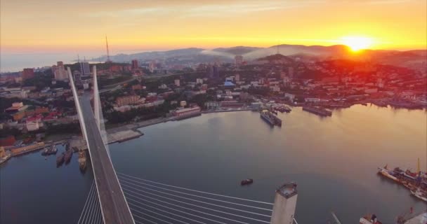Rückwärts Fliegen Großartige Luftaufnahme Des Herrlichen Sonnenaufgangs Über Wladiwostok Und — Stockvideo