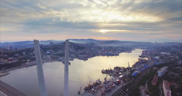 Volando Hacia Atrás Hermosa Vista Aérea Del Puente Oro Sobre — Vídeos de Stock