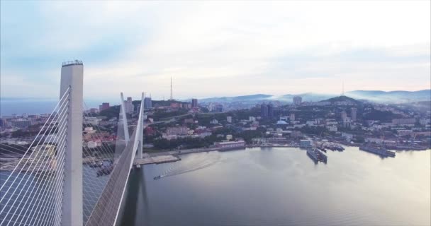 Volant Latéralement Dessus Piliers Pont Doré Haubans Vue Aérienne Baie — Video