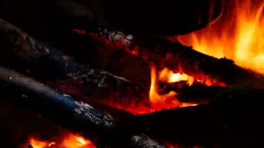 Kamp ateşi görüntüsü, yakın çekim. 