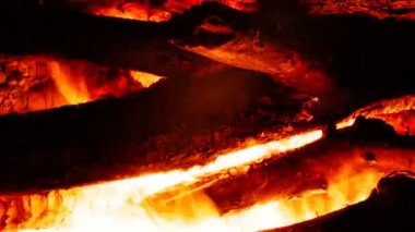 Kamp ateşinde yanan odunlar, yaklaşın. 