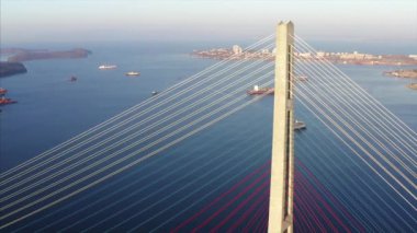 Rus köprü ayağı ve kabloları hava görünümünü. Boğazı gemileri dolu