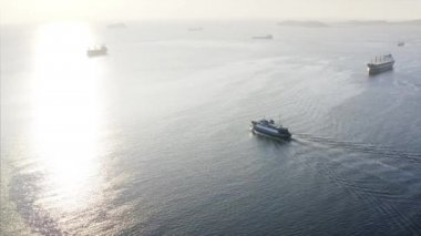 Boğazı ve arka plan üzerinde diğer gemi boyunca yüzen feribot havadan görünümü