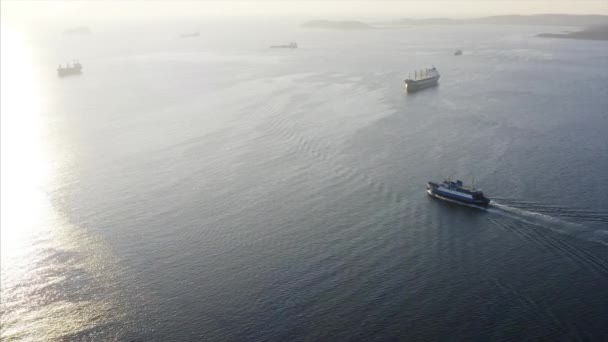 Flygfoto över färja flytande längs sundet, och andra fartyg på bakgrund — Stockvideo