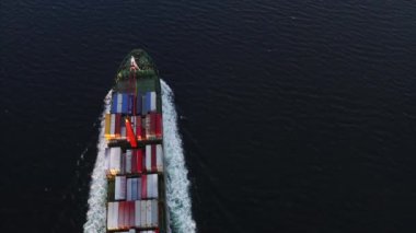 Vladivostok, Rusya - 12 Aralık 2018: Vladivostok 'taki geminin havadan görünüşü