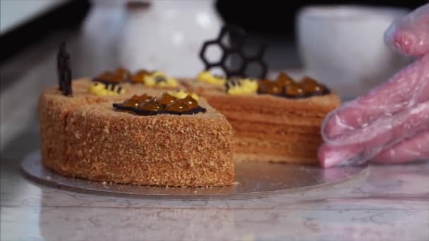 Vista Macro Deslizante Deliciosa Torta Miel Casa Caffee Chef Está — Vídeos de Stock