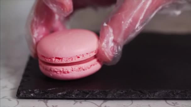 Sliding Extreme Close Van Roze Bitterkoekjes Macarons Chief Zetten Zwarte — Stockvideo