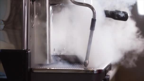 Vista deslizante del vapor que va de la máquina de café en la cafetería — Vídeo de stock