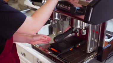 Sabahları kafede kahve yapmak. 