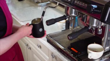 Sabahları kafede kahve yapmak. 