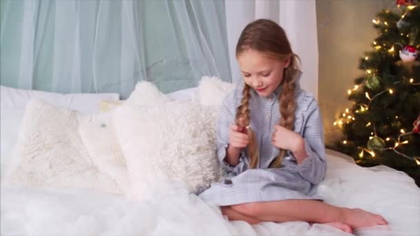 Schuivend Portret Van Een Schattig Meisje Zittend Groot Bed Spelend — Stockvideo