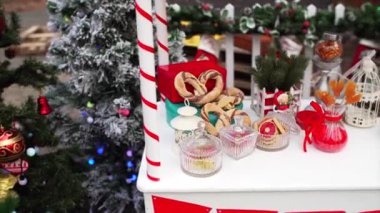 Güzel dekore edilmiş masa, Noel panayırında kurabiye ve şekerle kayıyor.