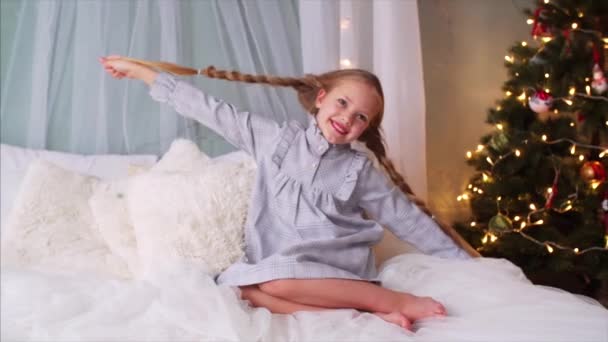 Retrato Chica Alegre Jugando Con Sus Largas Trenzas Cama Grande — Vídeos de Stock