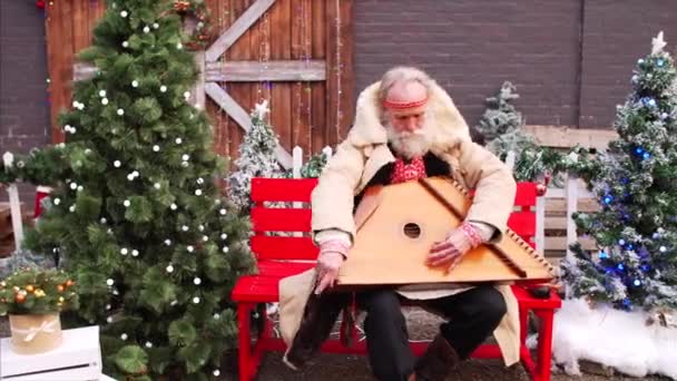 Oude Man Met Witte Baard Rustieke Nationale Russische Kostuum Zit — Stockvideo