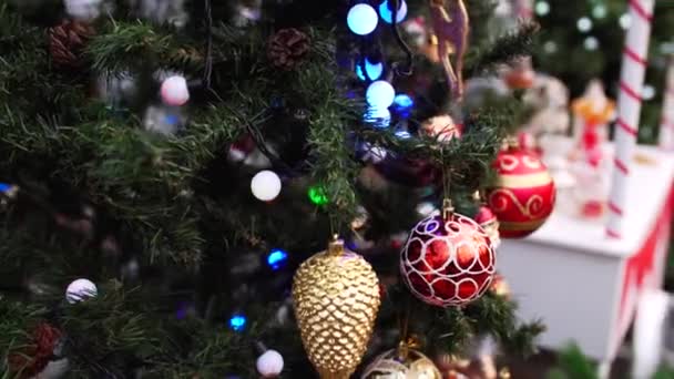Fechar Vista Deslizante Belas Decorações Árvore Natal — Vídeo de Stock