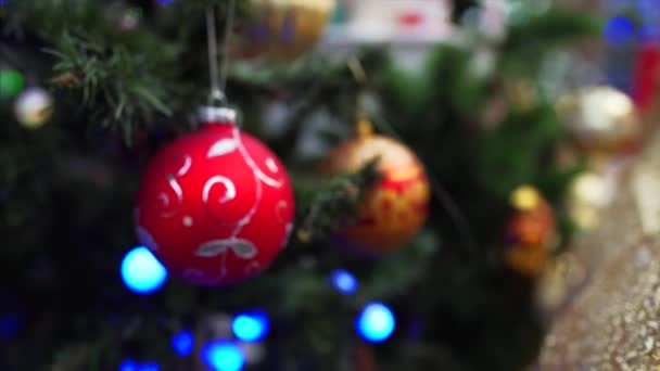 Sluiten Glijdend Uitzicht Prachtige Decoraties Kerstboom — Stockvideo