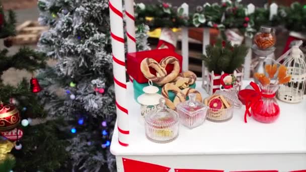 Vista Deslizante Mesa Bellamente Decorada Con Galletas Dulces Carpa Navidad — Vídeos de Stock