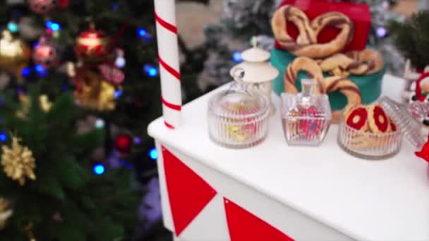 Posuvný Pohled Krásně Zdobený Stůl Sušenkami Sladkostmi Vánoční Veletrh Stan — Stock video