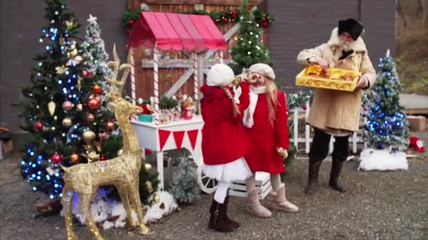 빨간색 코트를 귀여운 소녀가 크리스마스 파티에서 중독자와 수염을 판매자와 모습이 — 비디오