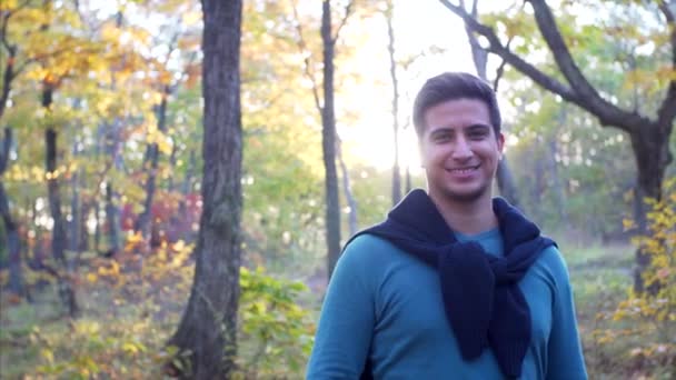 Retrato Homem Bonito Olhar Para Câmara Simular Floresta Outono Ensolarada — Vídeo de Stock