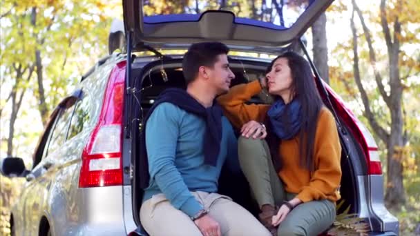 Egy Fiatal Szerelmespár Portréja Amint Csomagtartóban Ülnek Beszélgetnek Őszi Erdő — Stock videók
