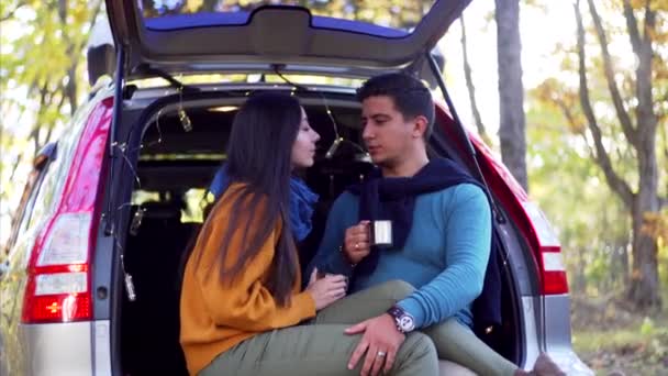 Pareja Joven Está Sentada Maletero Del Coche Con Caliente Tazas — Vídeos de Stock