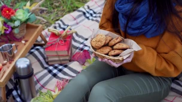 一个身份不明的女人拿着准备在秋天森林野餐的饼干托盘 野餐的装饰 — 图库视频影像