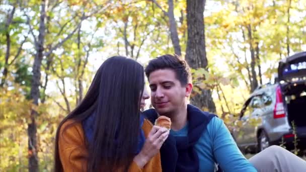 Mladý Pár Lásce Jíst Chutné Croissant Piknik Podzimním Lese — Stock video