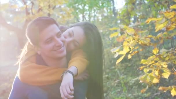 Mladá Žena Prasečím Hřbetě Svým Přítelem Slunném Podzimním Lese Flirtují — Stock video