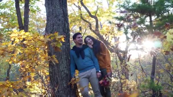 Atrakcyjny Mężczyzna Kobieta Zakochani Pozują Śmieją Się Przy Wielkim Drzewie — Wideo stockowe