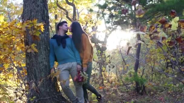 Attraktiv Ung Man Och Kvinna Kärlek Poserar Nära Stora Träd — Stockvideo
