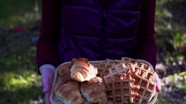 Neidentifikovaná Žena Drží Tác Čerstvými Belgickými Vaflemi Croissanty Vařenými Piknik — Stock video