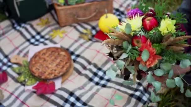 漂亮的一束花 香草和水果制成的 乡村风格 一个身份不明的女人正在装饰桌布 准备在秋天的公园野餐 — 图库视频影像