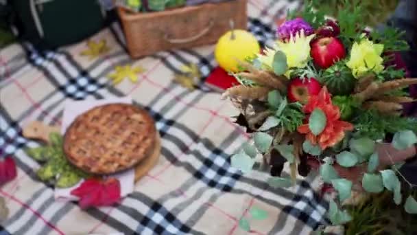 Schöner Strauß Aus Blumen Gemüse Kräutern Und Früchten Rustikaler Stil — Stockvideo