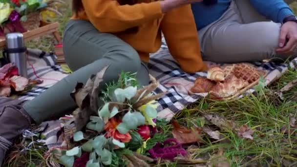 Young Couple Sitting Plaid Bouquet Posing Autumn Forest Eating Belgian — Stock Video