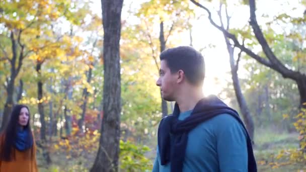 Kız Erkek Arkadaşının Sırtında Zıplıyor Doğal Olarak Gülüyorlar Birbirlerinin Arkadaşlığından — Stok video