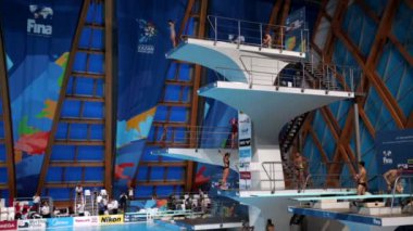 KAZAN, Rusya - 28 Temmuz 2015: 16. FINA Dünya Şampiyonası. Bir Sucul Sarayı havuzunda senkronize dalış yarışmaları sırasında erkekler 10 metre platformda senkronize atlama