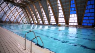 KAZAN, RUSSIA - 27 HAZİRAN 2015: 16. FINA Dünya Şampiyonası, Sucul Sarayı havuzu boyunca yürüyün