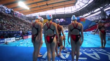 KAZAN, RUSSIA - 27 Temmuz 2015: Hong Kong ulusal senkronize yüzücü takımı Kazan Arena 'da düzenlenen 16. FINA Dünya Şampiyonası' nın üçüncü gününde antrenman yapıyor. 