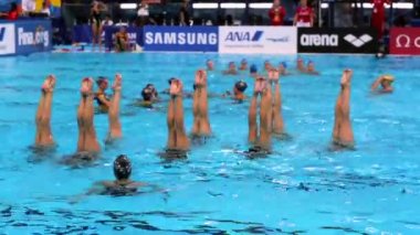 KAZAN, RUSSIA - 27 HAZİRAN 2015: Senkronize yüzme takımı yarışmalardan önce havuzda antrenman yapıyor. 16. FINA Dünya Şampiyonası