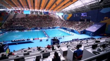 KAZAN, RUSSIA - 27 HAZİRAN 2015: Senkronize yüzme yarışmaları sırasında Kazan Arena stadyumunun görüntüsü. 16. FINA Dünya Şampiyonası