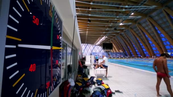 2015年7月27日 アスリートの水泳選手がスポーツストップウォッチを眺めながらトレーニングを行う 第16回Fina世界選手権 水泳プール — ストック動画