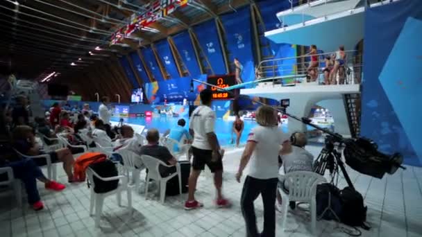 2015年7月27日 俄克拉荷马州卡赞 电视摄象机在水上运动宫的游泳池进行同步跳水比赛 Fina第十六届世界锦标赛 — 图库视频影像